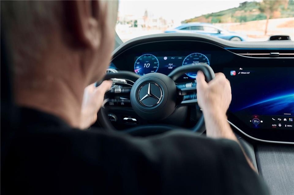 Hightech-Cockpit mit Superscreen: Der neue Bildschirm digitalisiert die Bedienung, während analoge Bedienelemente am Lenkrad ein Comeback feiern.Maximilian Balazs/Mercedes-Benz AG/dpa-tmn