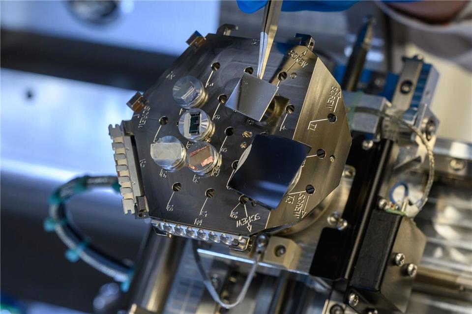 Hightech für die Materialforschung: Im neuen Forschungszentrum TEM der Technischen Universität Chemnitz setzt ein Mitarbeiter eine Materialprobe in eine Ionenfeinstrahlanlage ein.Hendrik Schmidt/dpa