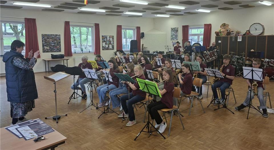 Hildegard Besseling dirigiert das Vororchester der Blaskapelle Reken.