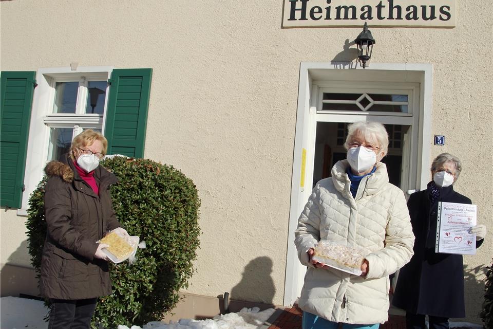 Hildegard Gülker, Ingrid Horstmann und Doris Grunewald (von links) vom Heimatverein Erle freuten sich über die gute Beteilung der Erler Bürger an der Spendenaktion.
