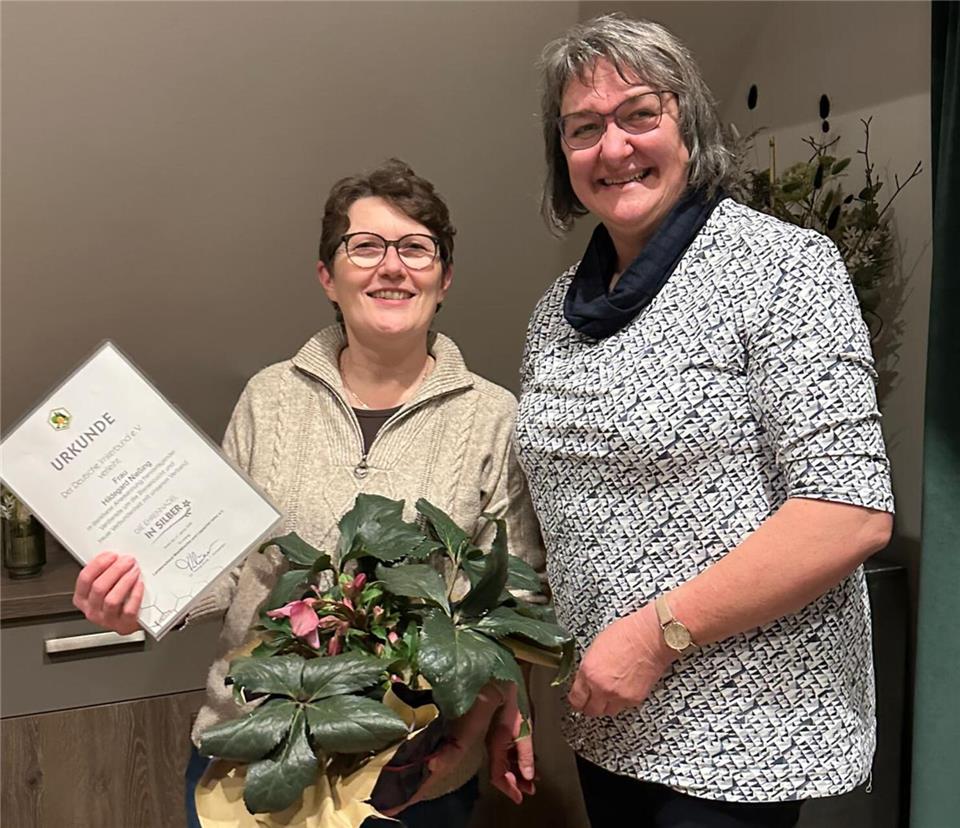 Hildegard Nießing wurde mit der Silbernen Nadel und einer Urkunde geehrt.