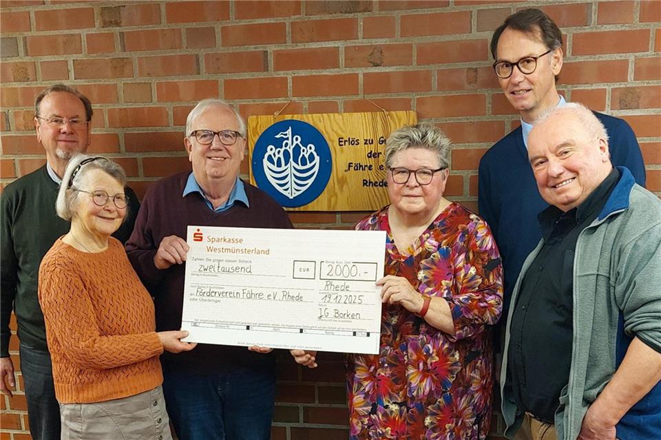 Hildegard van Acken (4.v.l.) freut sich im Namen aller Mitglieder über die Spende an den Rheder Förderverein Fähre.