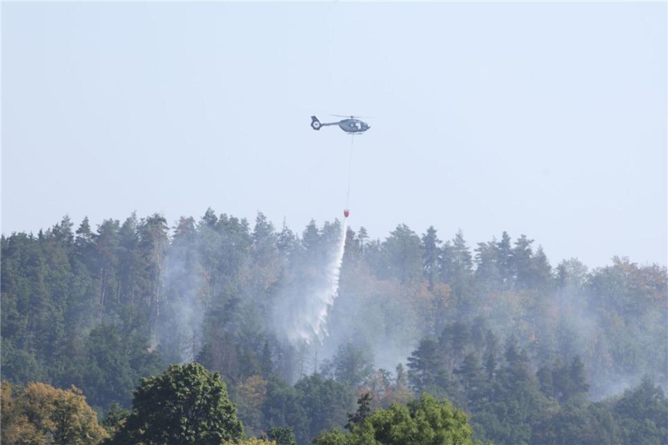 Hilfe aus der Luft: Tagelang haben Einsatzkräfte gegen einen Waldbrand bei Plauen gekämpft. Bodo Schackow/dpa