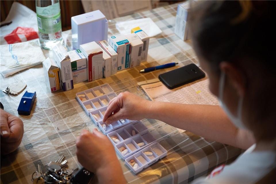 Hilfe beim Organisieren und Einnehmen von Medikamenten: Auch hier kann ein Pflegedienst helfen. picture alliance/dpa