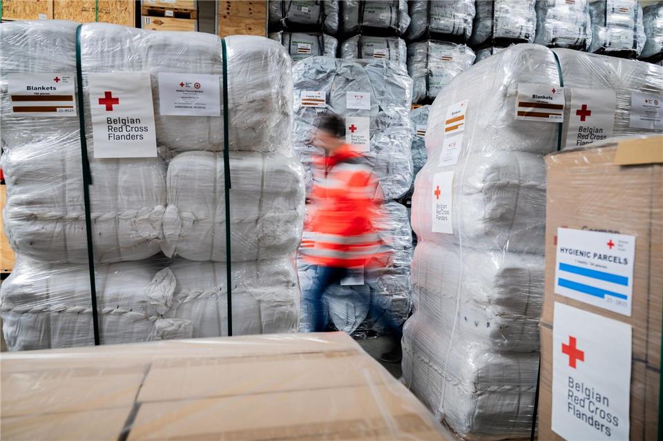 Hilfe für den Libanon: Am Flughafen Berlin wurden laut DRK fast 30 Tonnen Hilfsgüter verladen, darunter Zelte, Decken und Küchensets.Christoph Soeder/dpa