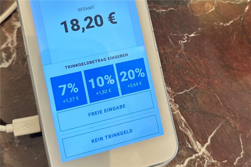 Hilfreich oder digitale Wegelagerei? Zwei Drittel der Teilnehmer einer Bitkom-Umfrage gaben an, dass Trinkgeldvorschläge dazu führen, mehr Trinkgeld zu geben als ursprünglich geplant.picture alliance/dpa