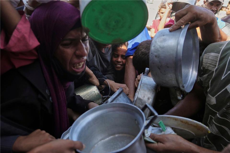 Hilfsorganisationen prangern Israel seit Monaten an, nicht genügend Lebensmittel in den Gazastreifen zu lassen. Jehad Alshrafi/AP/dpa