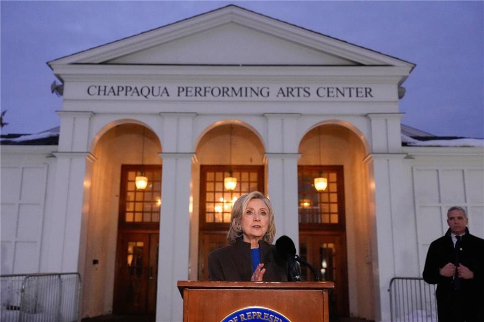 Hillary Clinton trat nach ihrer Befragung vor die Presse, Bill Clinton nach seiner nicht. Yuki Iwamura/AP/dpa