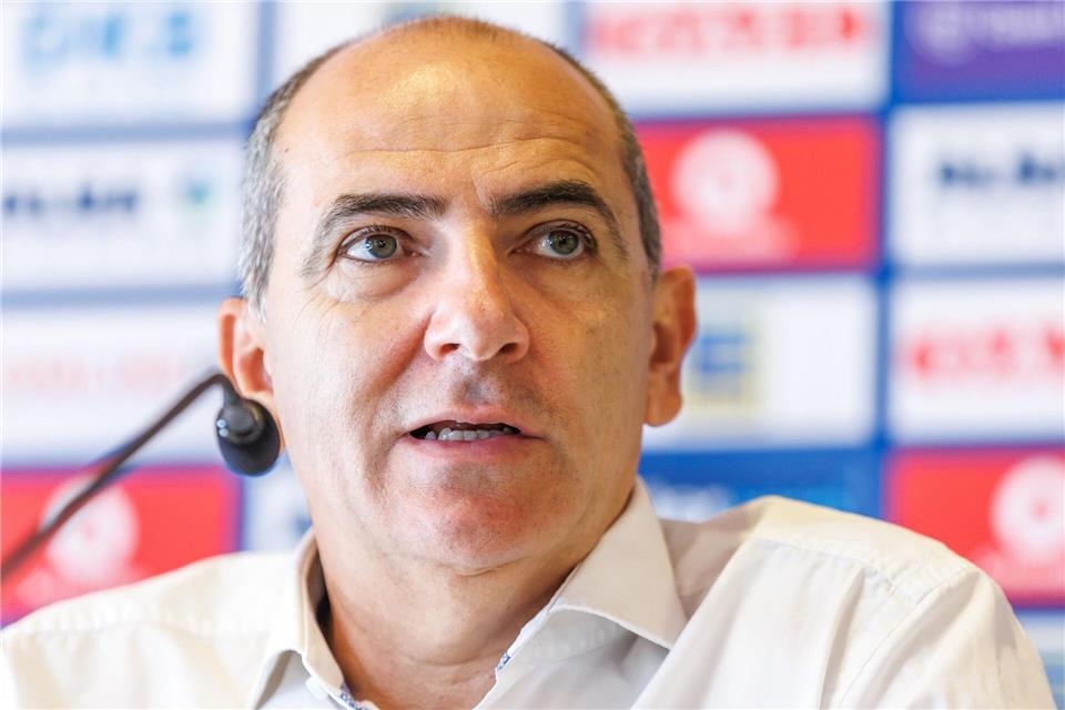 Himar Ojeda erläutert den Transfer von College-Spieler Rataj. (Archivbild) Andreas Gora/dpa