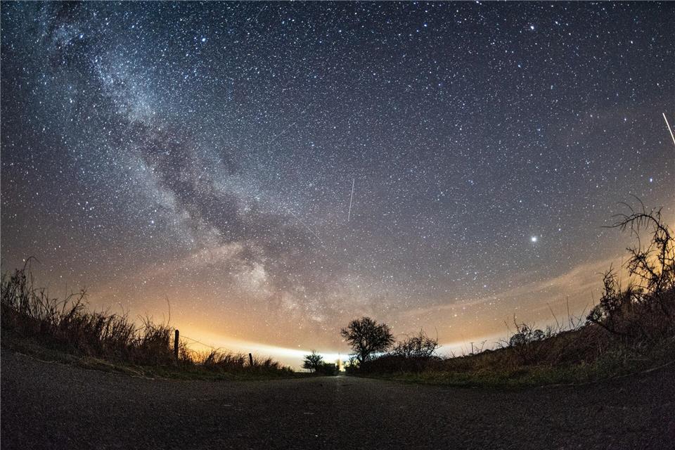 Himmelskörper verglühen in der Nacht. (Archiv)Daniel Reinhardt/dpa