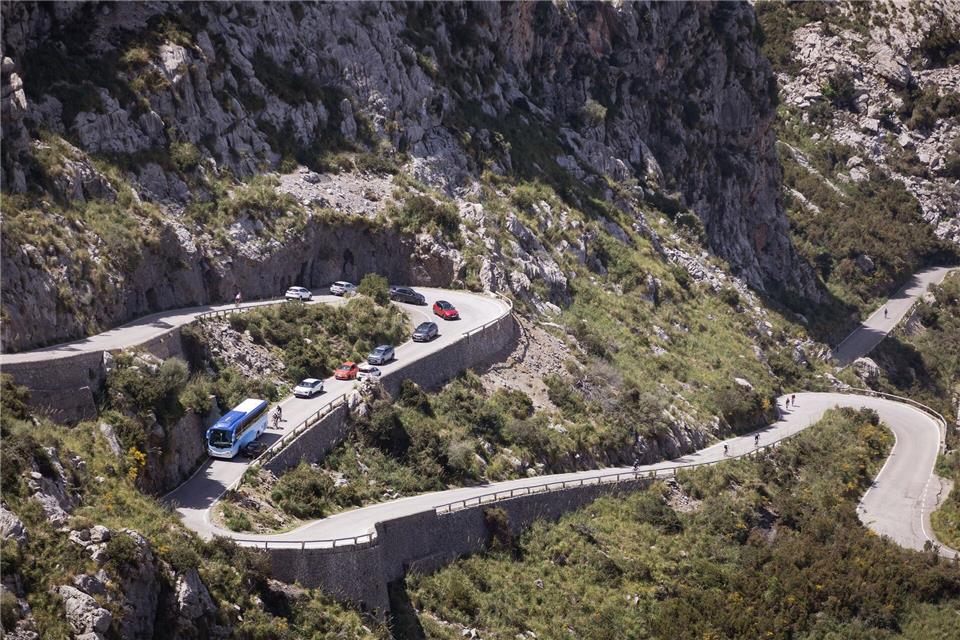 Hin und her: Besonders kurvige Passagen stellen Reisekranke vor Herausforderungen.Clara Margais/dpa/dpa-tmn