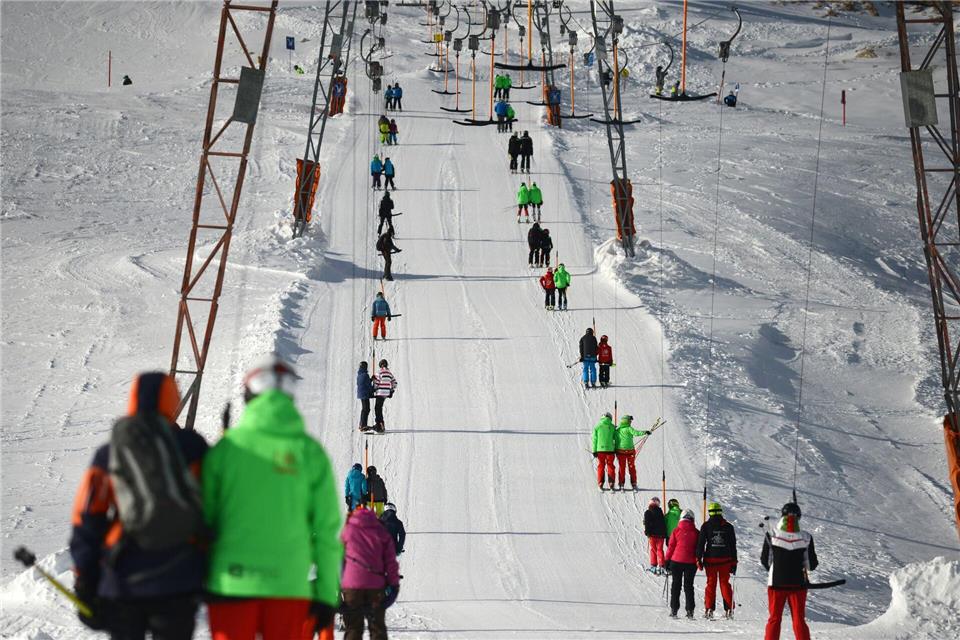 Hinauf im Doppelpack: Bei Zweier-Schleppliften sollte man umso mehr aufpassen - sonst reißt man nicht nur sich, sondern auch den Mitfahrer um.Angelika Warmuth/dpa/dpa-tmn