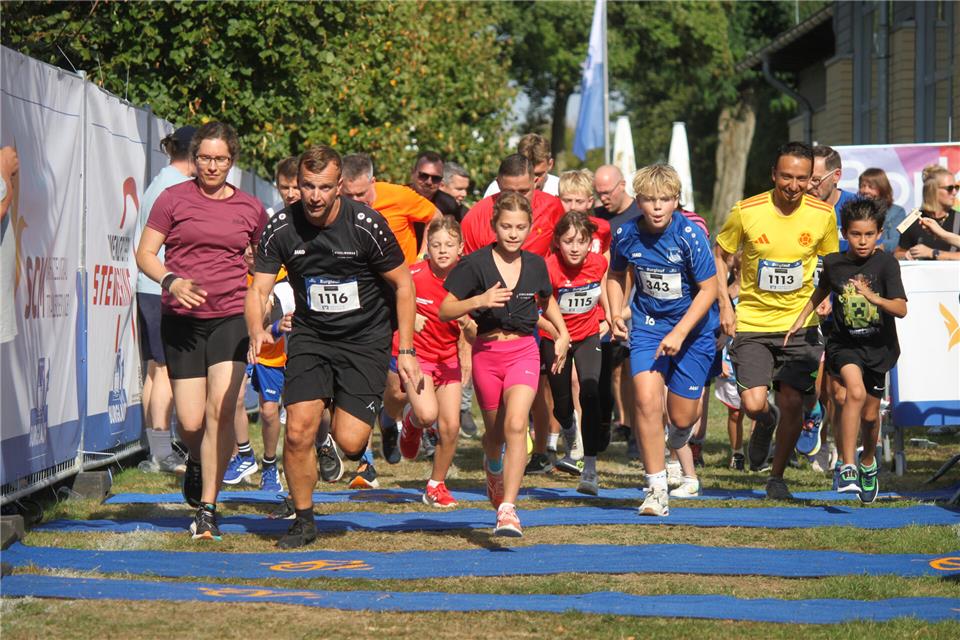 Hinein ins Laufglück: Insgesamt 1333 Läuferinnen und Läufer machten sich an der Jugendburg höchst sportlich auf den Weg.