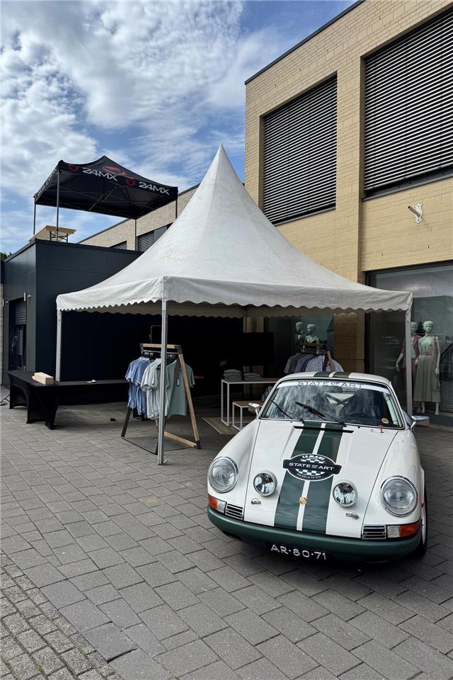 Hingucker auf vier Rädern und ein DJ-Pult auf dem Dach, hat das Modehaus Selting organisiert.