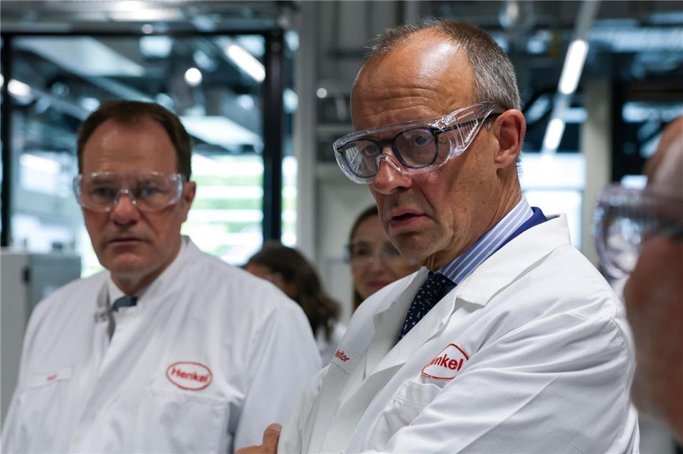 Hinsichtlich der CDU-Ergebnisse bei der Kommunalwahl zeigte sich Merz beim Besuch des Henkel-Werks optimistisch.Christopher Neundorf/EPA Pool/dpa