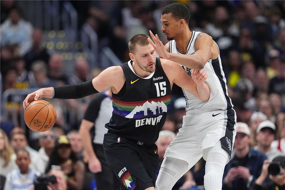 Hinter Gilgeous-Alexander: Jokic (l.) und Wembanyama. (Archivbild)David Zalubowski/AP/dpa