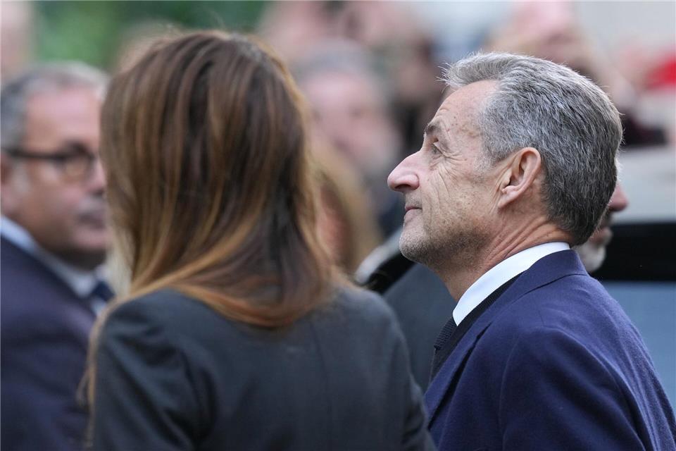 Hinter Gittern erhielt Sarkozy regelmäßig Besuch von seiner Frau Carla Bruni (Archivbild).Thibault Camus/AP/dpa