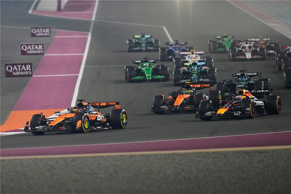 Hinter Polesetter Oscar Piastri schnappt sich Max Verstappen nach wenigen 100 Metern WM-Spitzenreiter Lando Norris.Darko Bandic/AP/dpa