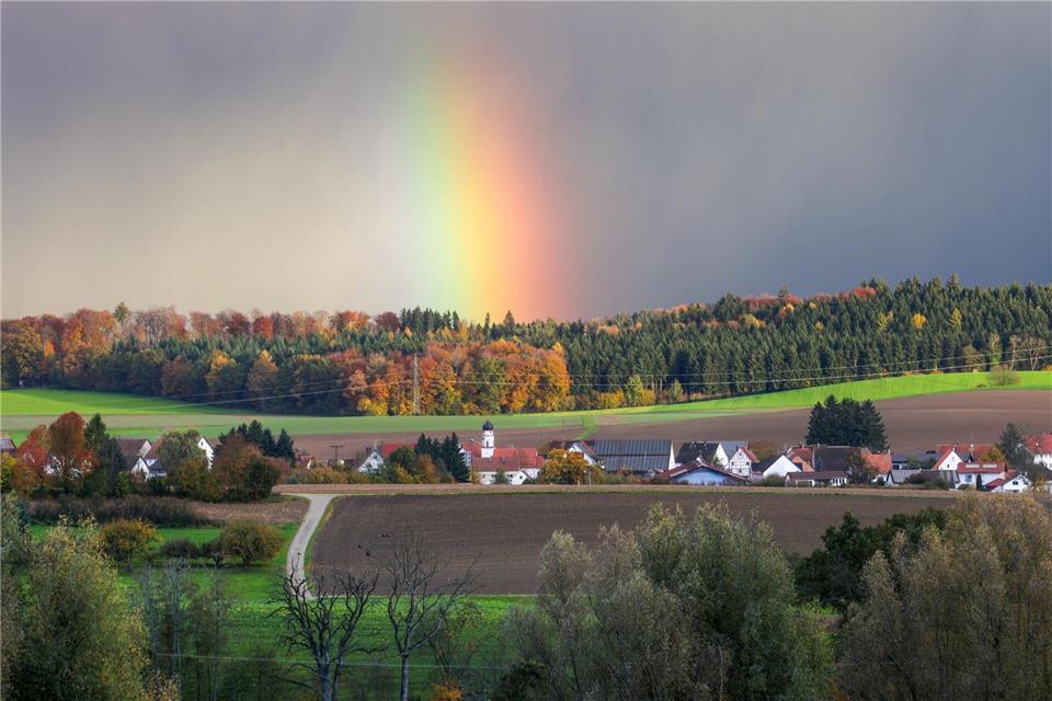 Bilder des Tages  Hinter dem Dorf Dietelhofen hat sich am Morgen ein Regenbogen gebildet.Thomas Warnack/dpa