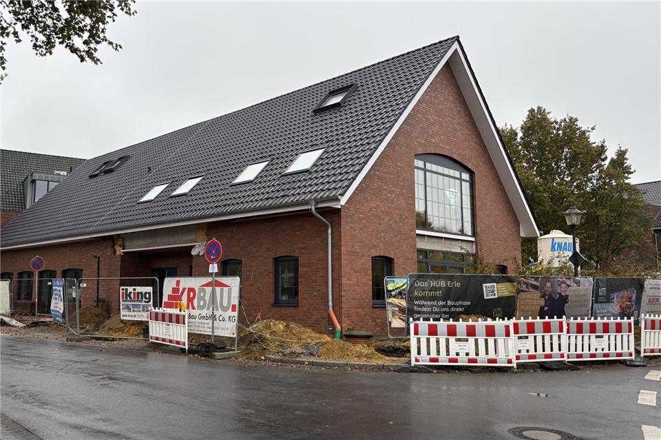 Hinter dem Dorfgemeinschaftshaus soll der neue Dorfplatz angelegt werden.