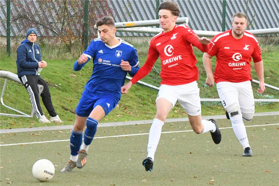 Hinter dem Einsatz von Ramsdorfs Offensiv-Mann Tim Döking (links) steht noch ein Fragezeichen.