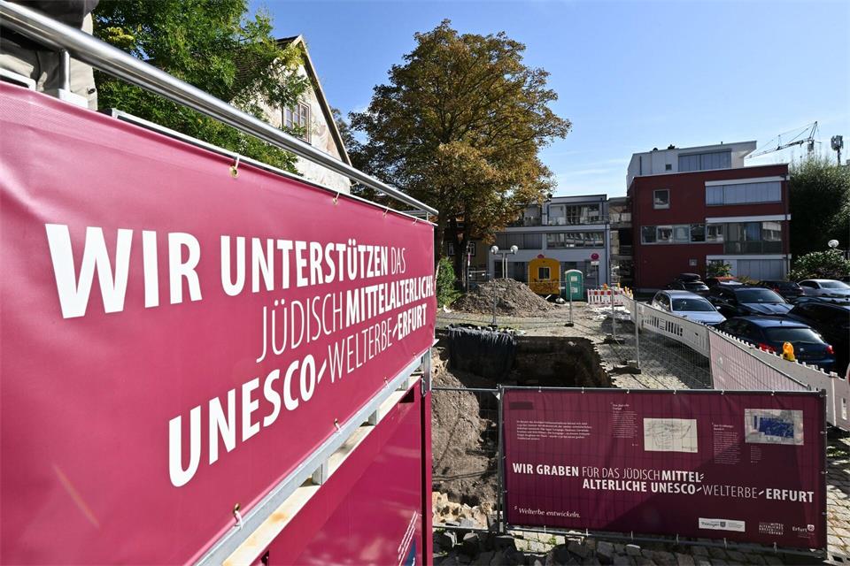 Hinter dem Rathaus, unter dem aktuellen Parkplatz haben die Archäologen unter anderem Überreste des sogenannten Tanzhauses entdeckt. Martin Schutt/dpa