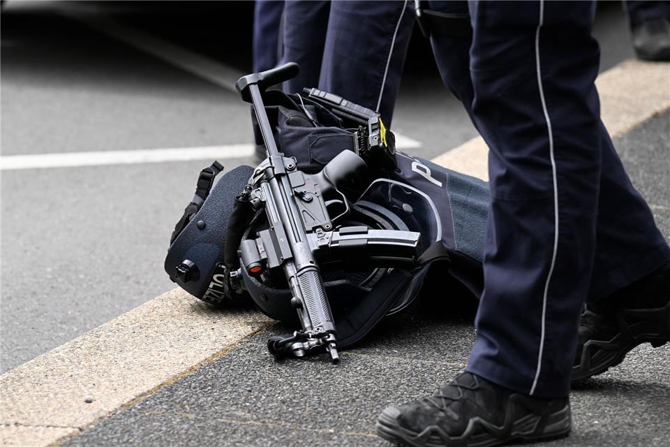 Hinter dem Vorfall könnte sogenanntes Swatting stecken, vermuten die Ermittler: Dabei täuschen Täter bewusst eine falsche Not- oder Gefahrenlage vor, um einen Großeinsatz zu provozieren. Roberto Pfeil/dpa