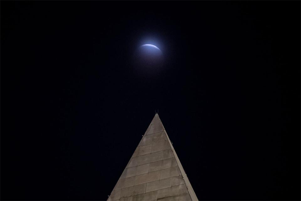 Hinter dem Washington-Monument in Washington ist die partielle Mondfinsternis durch die Wolken zu sehen.Cliff Owen/AP/dpa