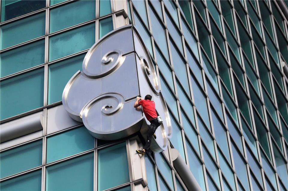 Hinter den Bürofenstern haben etliche Schaulustige den Extremsportler Honnold immer wieder fotografiert und jubelnd angefeuert.ChiangYing-ying/AP/dpa