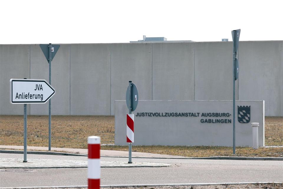 Hinter den Mauern der JVA Augsburg-Gablingen sollen etliche Gefangene misshandelt worden sein. (Archivbild)Karl-Josef Hildenbrand/dpa