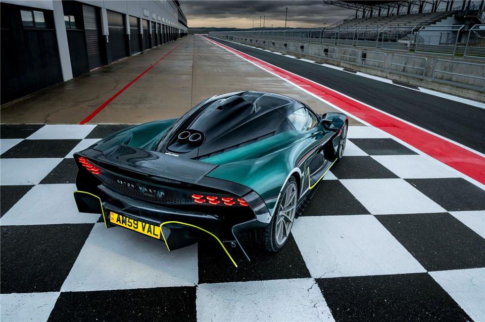 Hinter den Passagieren, im Heck des Valhalla arbeitet ein 4,0 Liter großer V8 von AMG mit 535 kW/728 PS. Dazu kommen noch drei Elektromotoren, was eine Systemleistung von 793 kW/1.079 PS mit rund 1.100 Newtonmeter Drehmoment ergibt.Andy Morgan/Aston Martin/dpa-tmn