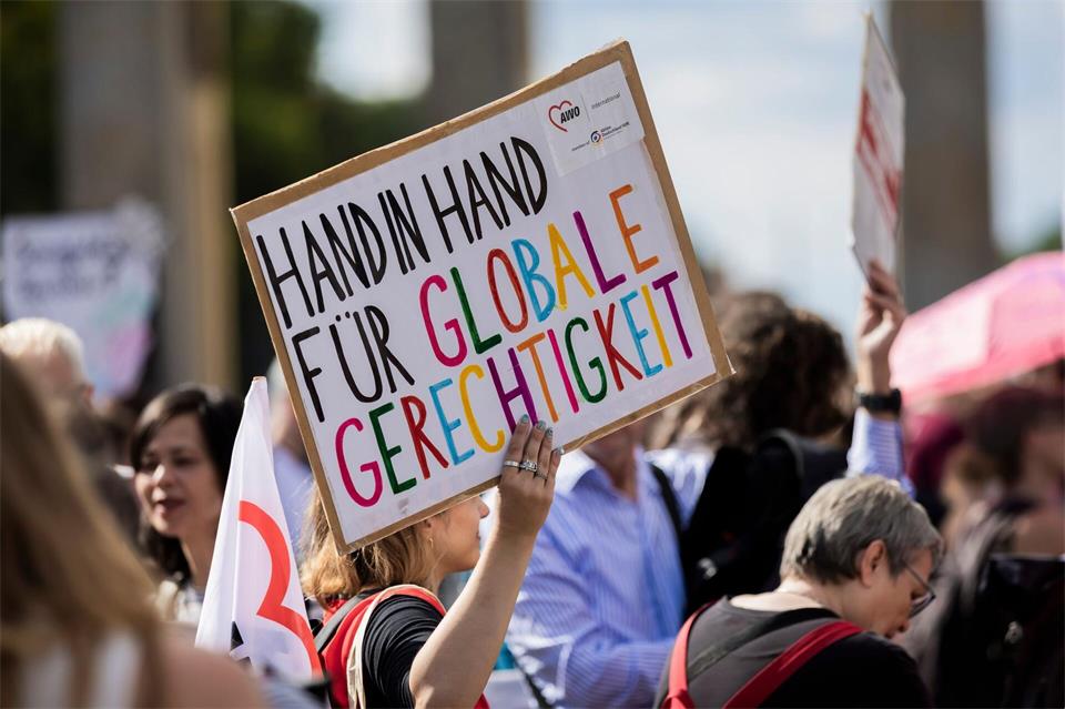 Hinter der Demonstration unter dem Motto „Zeit, dass sich was dreht“ steckt ein Bündnis aus fast 100 Organisationen, Initiativen und Gewerkschaften. Christoph Soeder/dpa