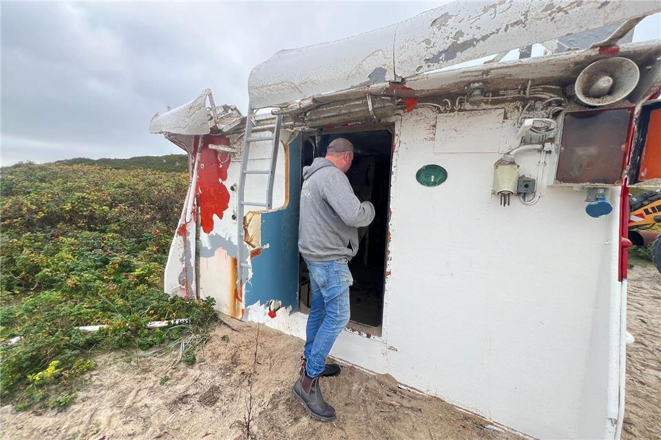 Führerhäuschen des vor Sylt gesunkenen Lotsenbootes geborgen Hinter der Düne in Hörnum (Sylt) soll der Aufbau des ehemaligen Lotsenbootes jetzt zunächst bleiben - bis klar ist, was mit dem Führerhaus geschehen soll.Lea Albert/dpa
