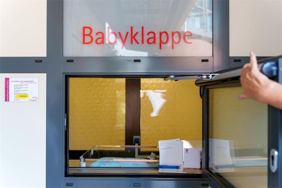 Hinter der Tür zur Babyklappe befindet sich ein vorgewärmtes Bettchen.Andreas Arnold/dpa