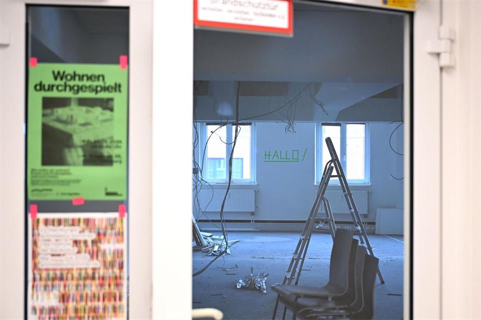 Hinter der künftigen Haustür der 15 Bewohnerinnen und Bewohner gleicht die Fläche einer Baustelle.Lilli Förter/dpa