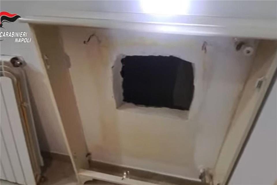 Hinter diesem Loch in der Mauer hatte der gesuchte Boss eines Camorra-Clans sein Versteck. (Handout) --/Carabineri Napoli/dpa