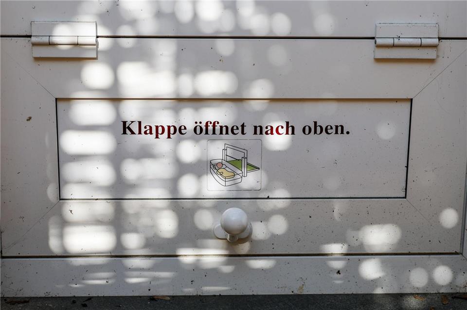 Hinter dieser Klappe können Babys abgelegt werden - in wenigen Minuten kümmert sich medizinisches Personal um den SäuglingJan Woitas/dpa