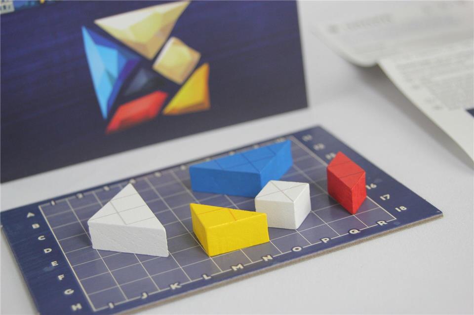 Hinter einem Sichtschirm baut bei „Orapa“ jeder Spielende geometrische Holzformen auf. Mit imaginären Wellen in eine Reihe oder Spalte wird geschaut, wie sie von den Formen abgelenkt wird und ob sie dabei eine bestimmte Farbe bekommt.Nice Game Publishing/dpa-tmn