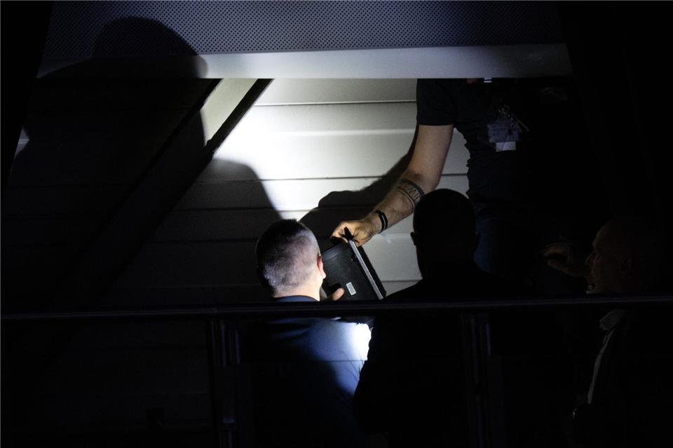 Hinter einem Vorhang am Hallendach spüren Techniker eine Blutooth-Box auf. Sebastian Kahnert/dpa