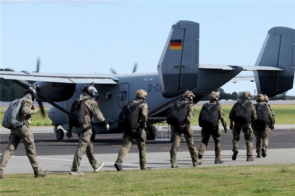 Hinter feindlichen Linien abspringen und Spezialaufträge ausführen: Fallschirmjäger gelten als Elitetruppe. (Symbolbild) Bernd Wüstneck/dpa