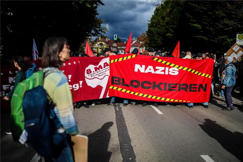 Hinter großen Transparenten versammelten sich Teile der Demonstranten.Christoph Schmidt/dpa