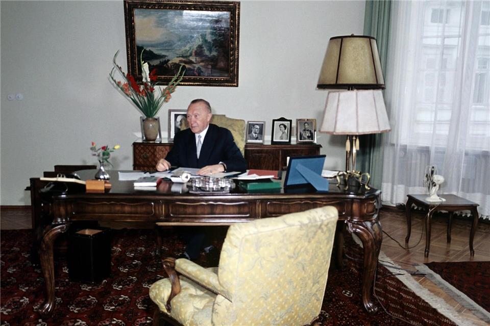 Hinter seinem Arbeitszimmer im Palais Schaumburg hatte Adenauer einige kleine Privaträume, in denen er seinen Mittagsschlaf abzuhalten pflegte. (Archivbild)Kurt Rohwedder/dpa