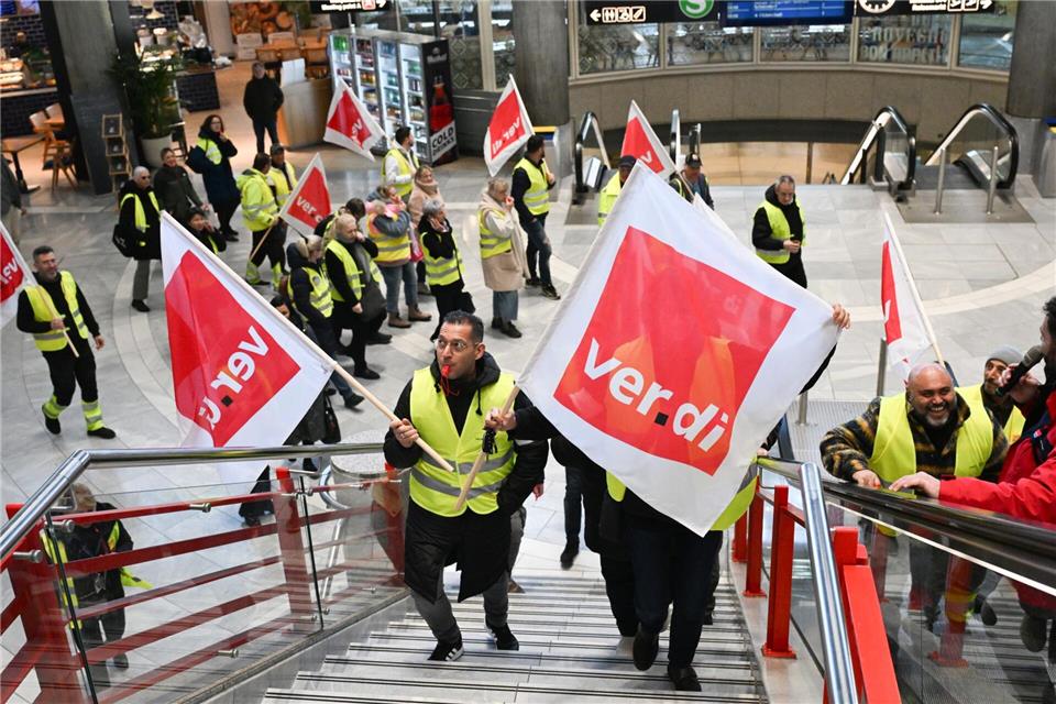 Hintergrund der Warnstreiks sind zwei verschiedene Tarifkonflikte. Bernd Wei�brod/dpa