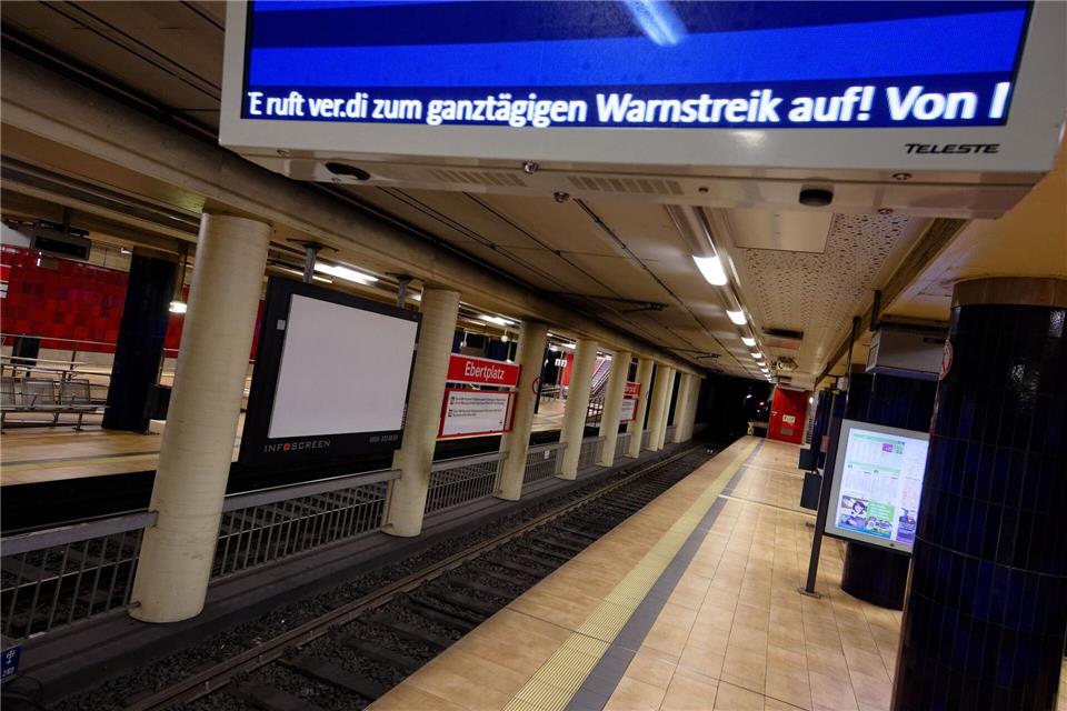 Hinweise auf den Warnstreik an Fahrgäste. (Archivbild)Henning Kaiser/dpa