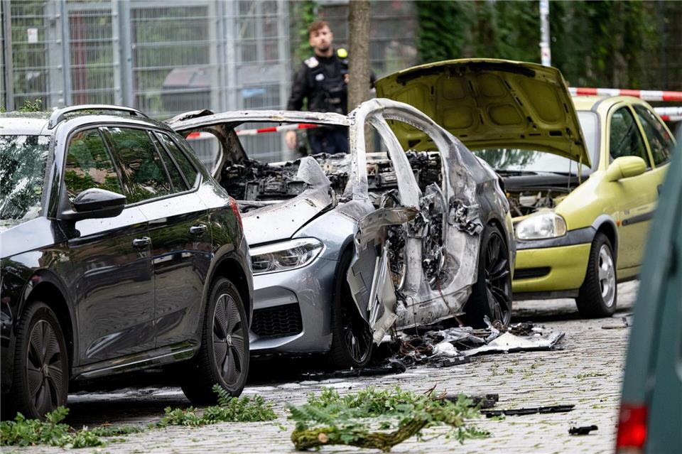Heftige Explosion zerstört Auto – 22-Jähriger verletzt Hinweise auf einen politischen Hintergrund gebe es nach ersten Erkenntnissen nicht, so die Staatsanwaltschaft.Fabian Sommer/dpa