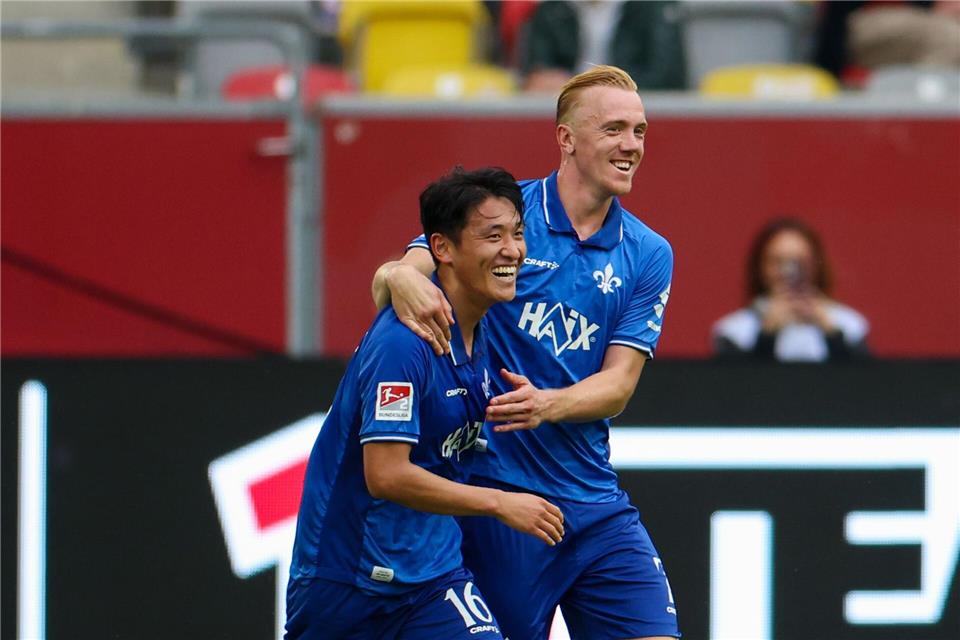 Hiroki Akiyama  und Isac Lidberg bejubeln gemeinsam Akiyamas wegweisenden Treffer zum 1:0.Christoph Reichwein/dpa