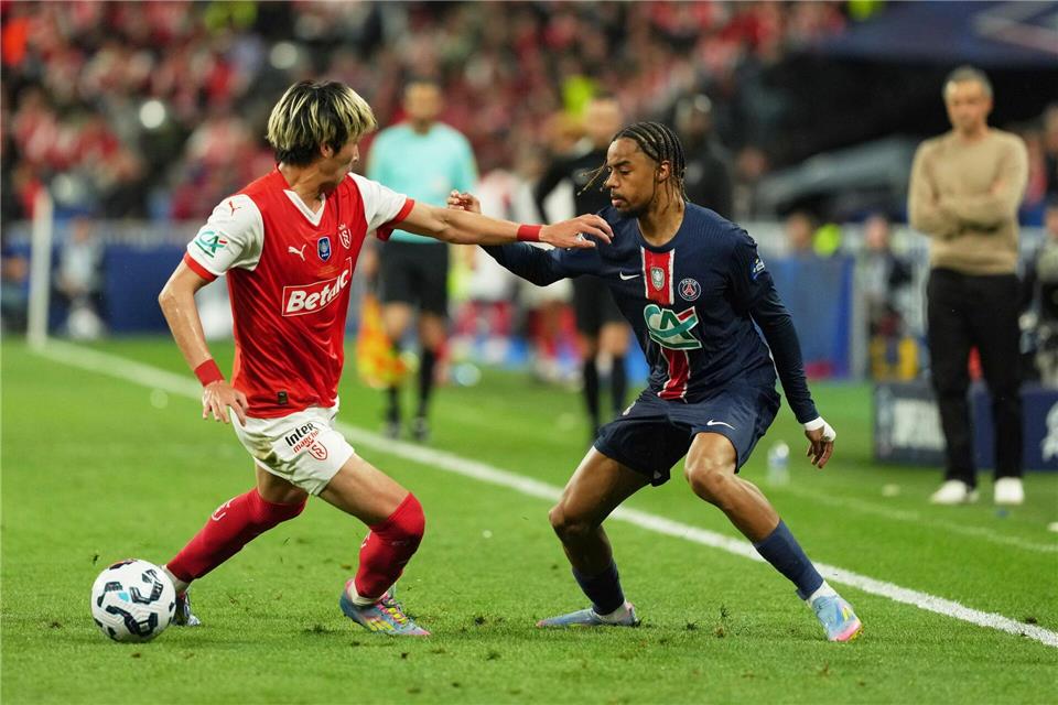 Hiroki Sekine (l) wechselt von Stade Reims zu Holstein Kiel. (Archivbild)Aurelien Morissard/AP/dpa