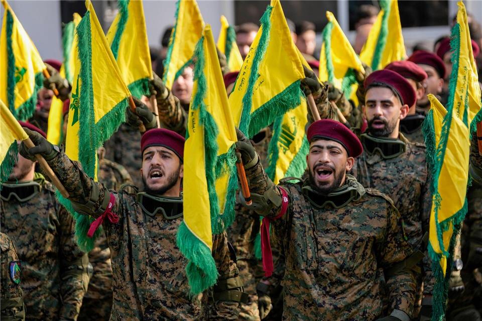 Hisbollah-Kämpfer bei einer früheren Beerdigung eines hochrangigen Hisbollah-Kommandeurs. (Archivbild)Hussein Malla/AP/dpa