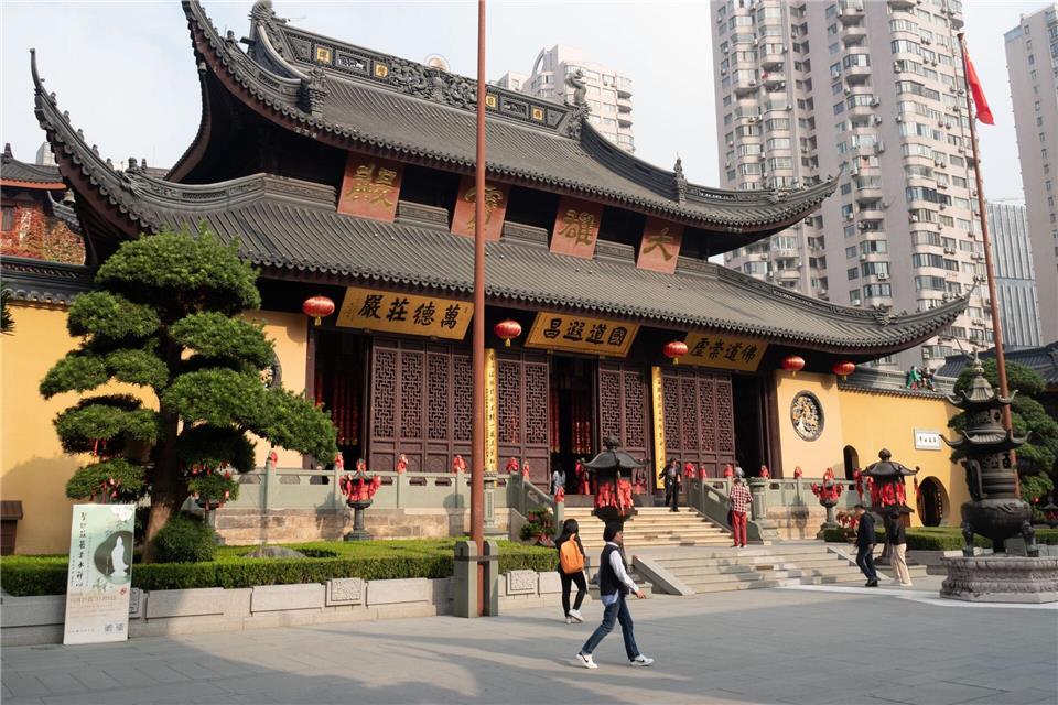 Historische Bauten sind in Shanghai die Ausnahme, aber es gibt sie. Gut besuchtes Beispiel ist der Jadebuddha-Tempel von 1882 im Bezirk Jing’an. Andreas Drouve/dpa-tmn