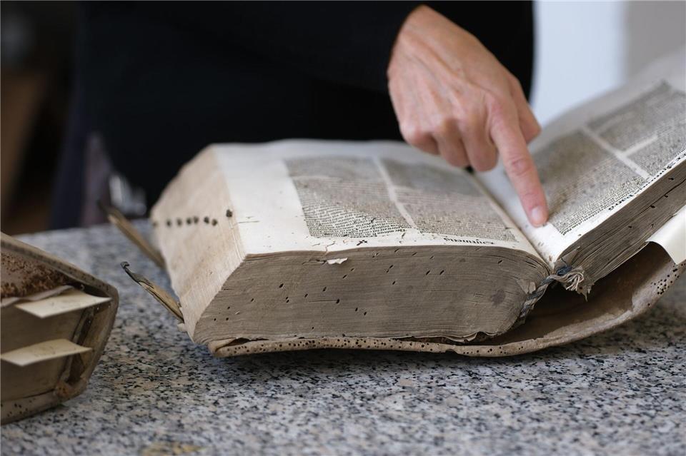 Historische Bücher und Handschriften aus 17 evangelischen Pfarrbibliotheken in Sachsen-Anhalt sollen künftig online zugänglich gemacht werden. (Archivbild) Sebastian Willnow/dpa